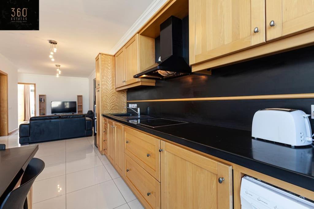 Comfortable Penthouse, Served With Lift, Wifi & Ac By 360 Estates Gzira Exterior foto